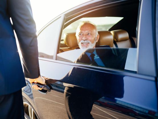 Mann sitzt im Taxi