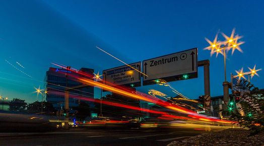 Autobahn mit Wegweiser